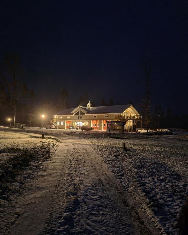 Mysig Laegenhet Med Oeppen Planloesning Pa Haestgard. Ljung Exterior foto