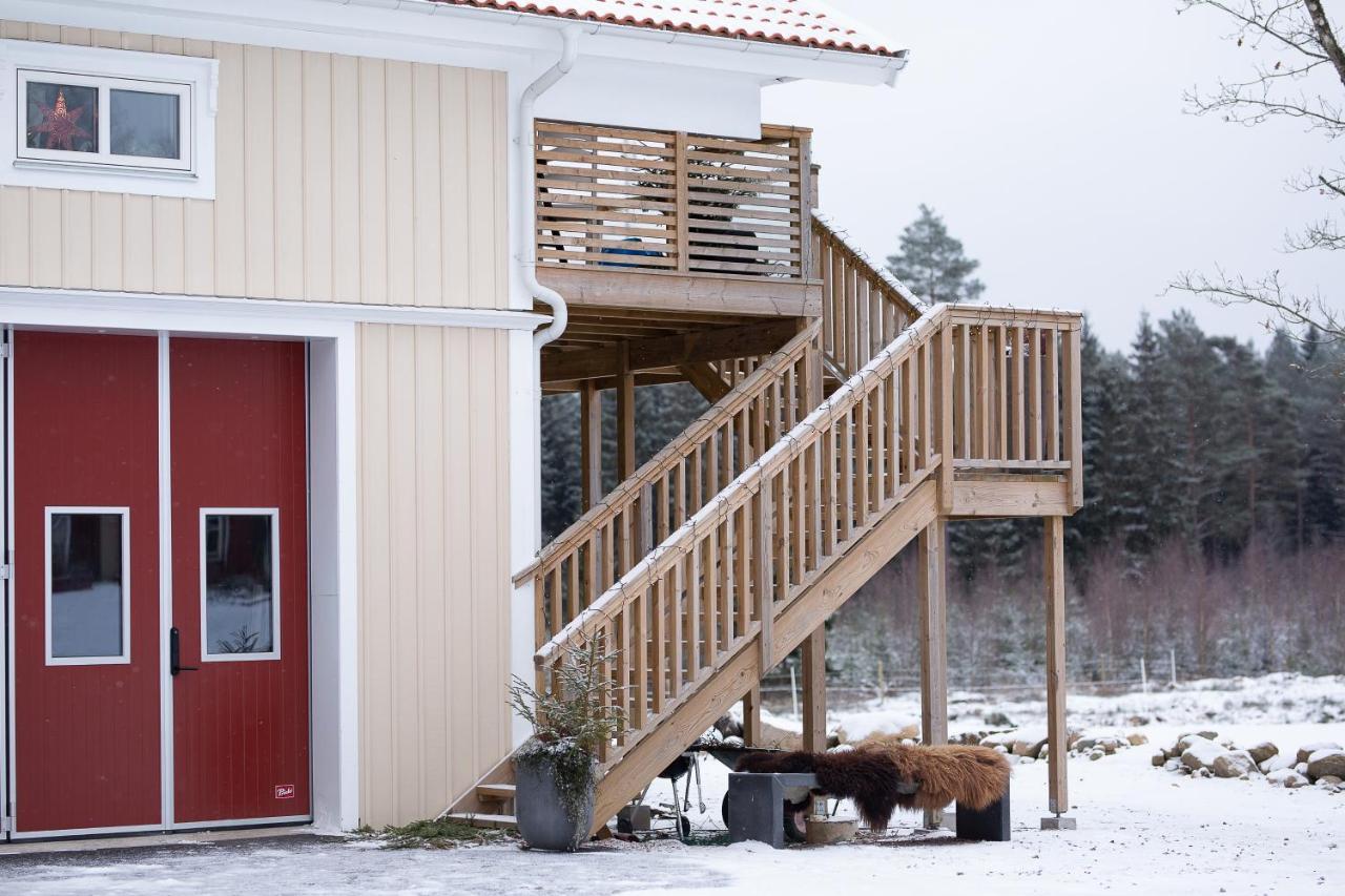 Mysig Laegenhet Med Oeppen Planloesning Pa Haestgard. Ljung Exterior foto