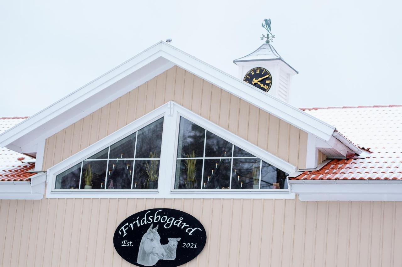 Mysig Laegenhet Med Oeppen Planloesning Pa Haestgard. Ljung Exterior foto